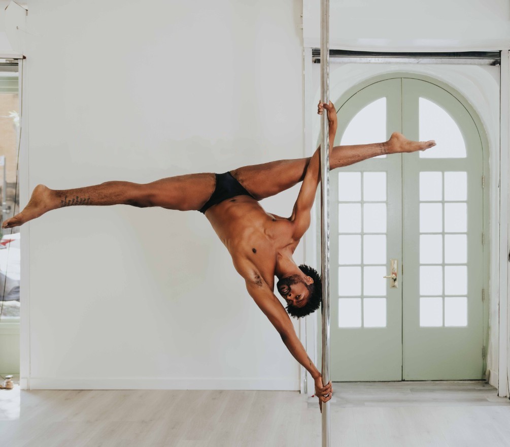 Marshall doing an ayesha on the pole 